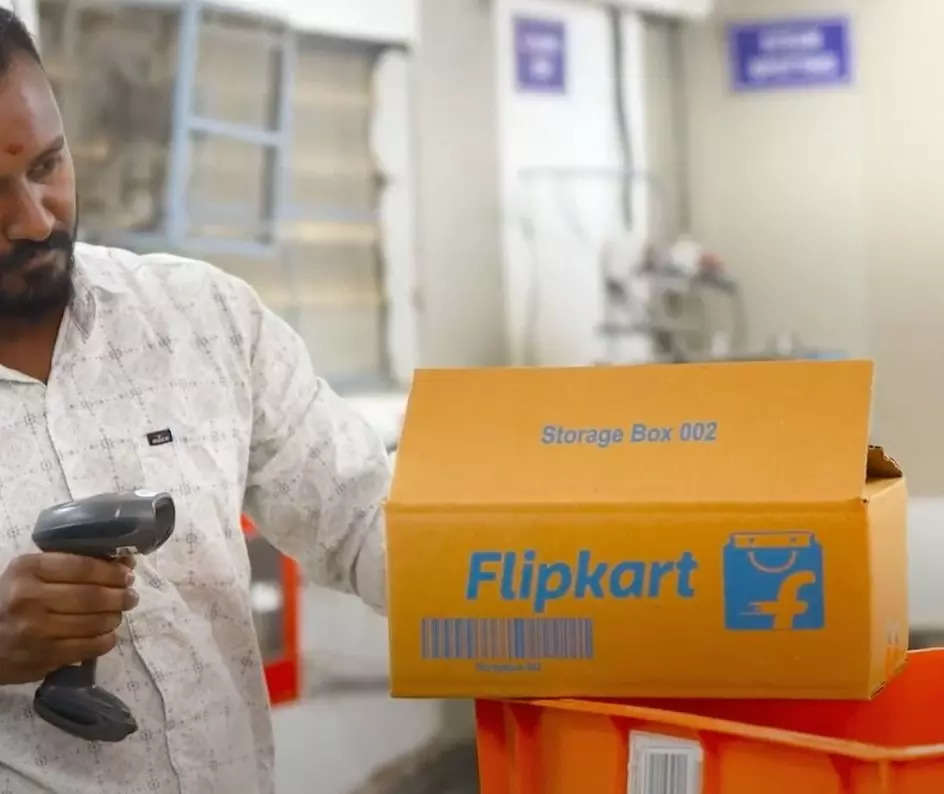 Flipkart employee scanning an order.